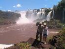Arg touristes devant les chutes