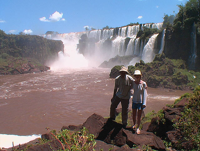 Arg touristes devant les chutes