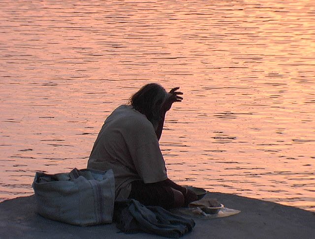 Rishikesh Baba au bord du gange