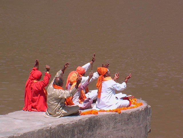 Rishikesh Prieur au bord du gange pour un clip